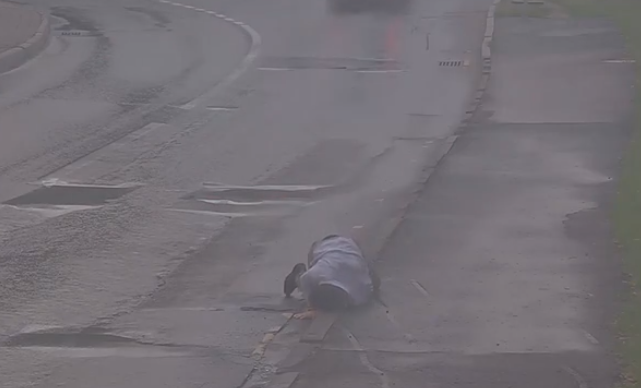 美驻俄使馆员工街头醉酒视频曝光：走路成蛇形 撞路杆多次摔倒