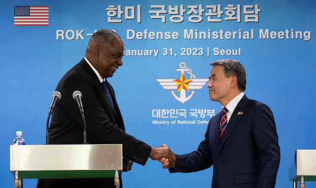 美韩防长会面并发表联合声明，声称“将在韩部署更多美战略武器”