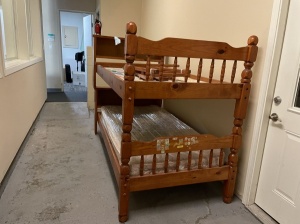 儿童上下铺床, 可以分成两个单人床,实木的$150送到家