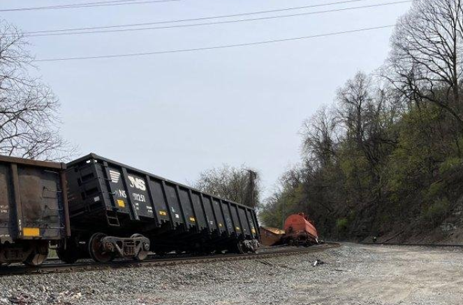 美国“毒列车”事故发生2个月后 运营公司再有列车出轨