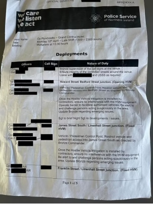 拜登访问北爱，安保机密文件竟然被市民在大马路上捡到！