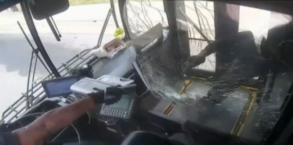 美国一公交车司机行驶中与乘客争吵 两人拔枪互射双双中弹