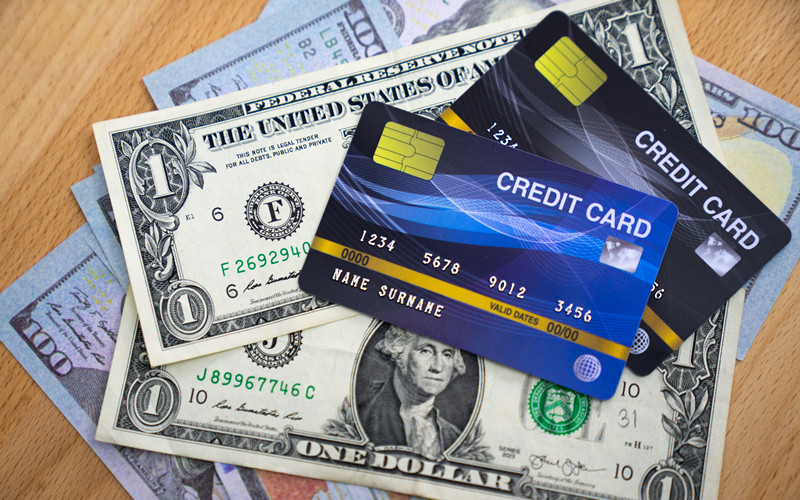 美国信用卡债务触及1万亿美元大关：全美家庭需耗时8年还款2万亿