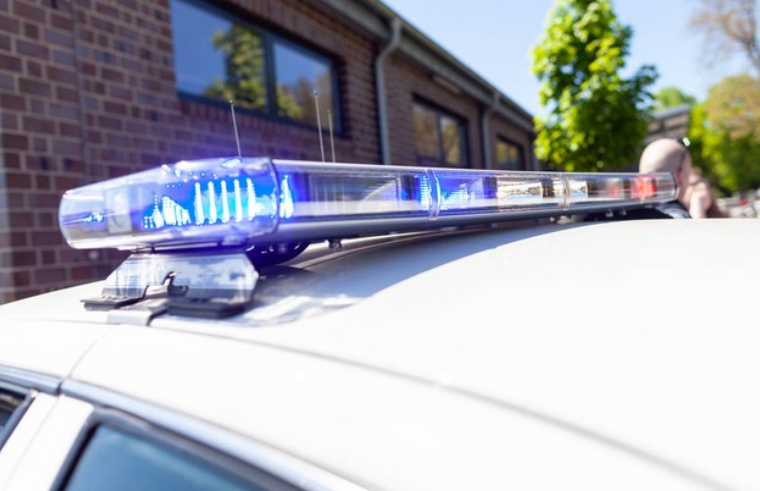 开3辆车闯5次祸，劫救护车撞上警车！美国男子连环撞车被抓