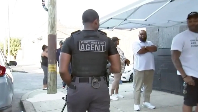 美国费城暴力犯罪频发 当地一餐厅雇保安持步枪守卫