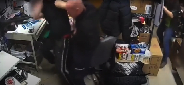 美国一便利店发生人质劫持事件 警方5秒向嫌犯连开36枪