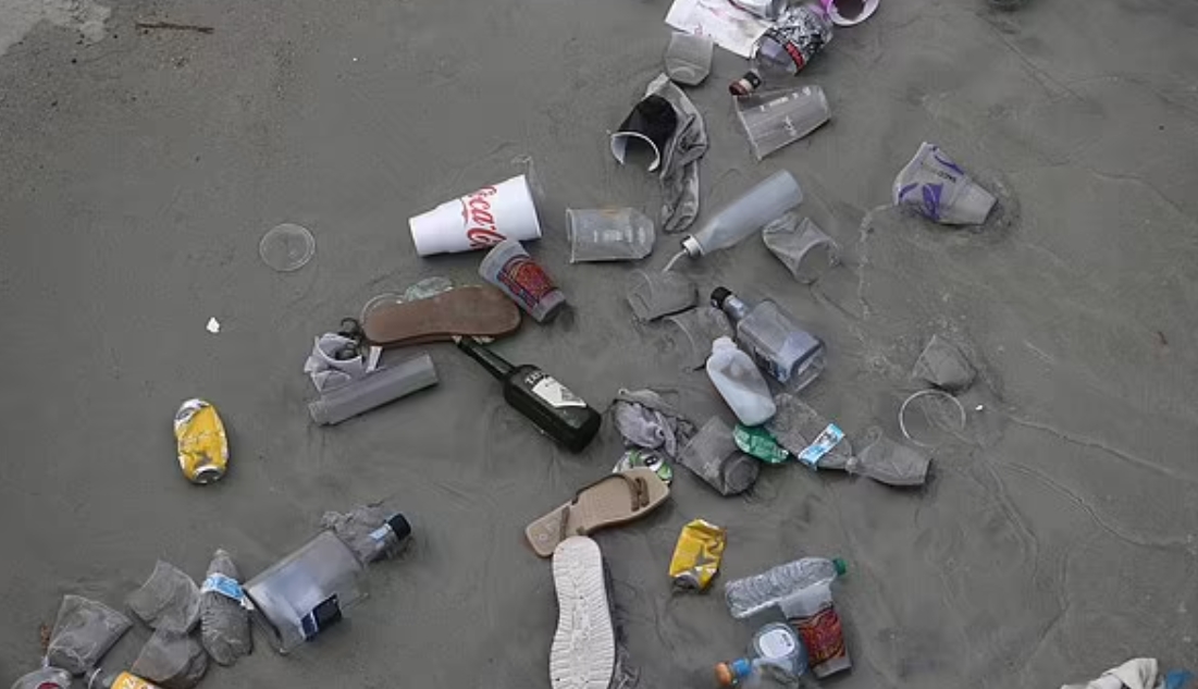 美国春假活动引发骚乱：人群激烈斗殴 成堆垃圾冲入海洋