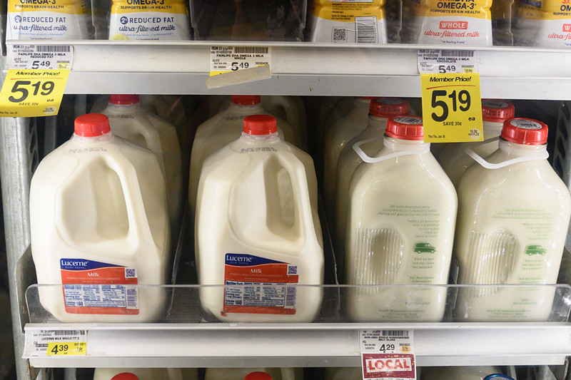 美国零售牛奶中发现高致病性禽流感病毒 FDA：灭菌法或难消除 但仍可安全饮用