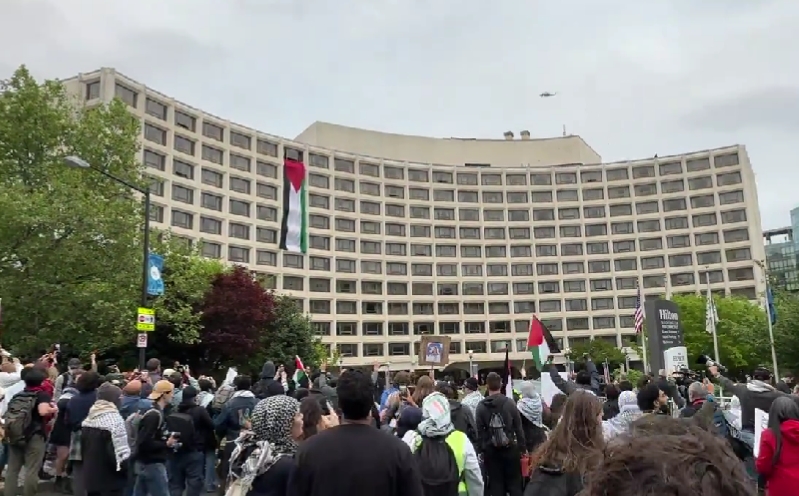 反以抗议者涌入白宫记者晚宴举办地：悬挂巨幅巴勒斯坦国旗 人声鼎沸