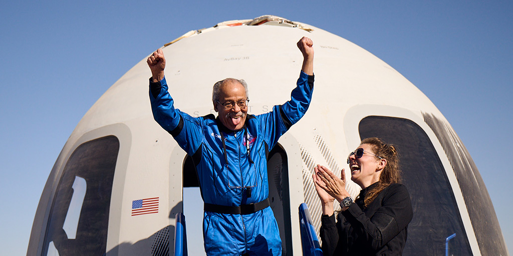 美国首名黑人宇航员候选人进入太空：90岁圆梦 舱内开怀大笑