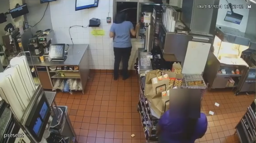 美国麦当劳员工被顾客泼饮料 立刻拔枪射击