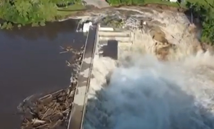 美国一座百年大坝面临溃坝风险  变电站已被冲走