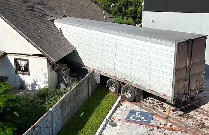 美国一辆18轮大卡车撞入民宅 半截车身卡在房中司机当场死亡