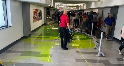 美国一机场天花板渗出神秘绿色液体 走廊被淹