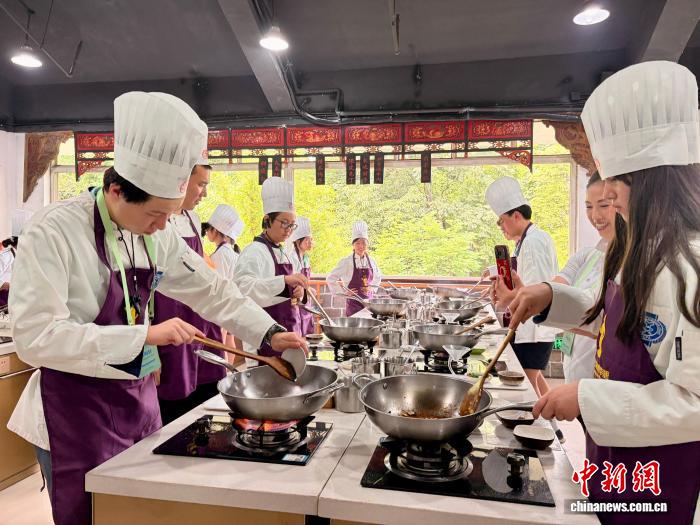 美国华裔青少年感知巴蜀：看大熊猫、访古堰、学川菜